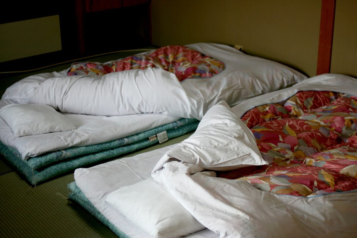 畳の部屋に敷かれた布団。